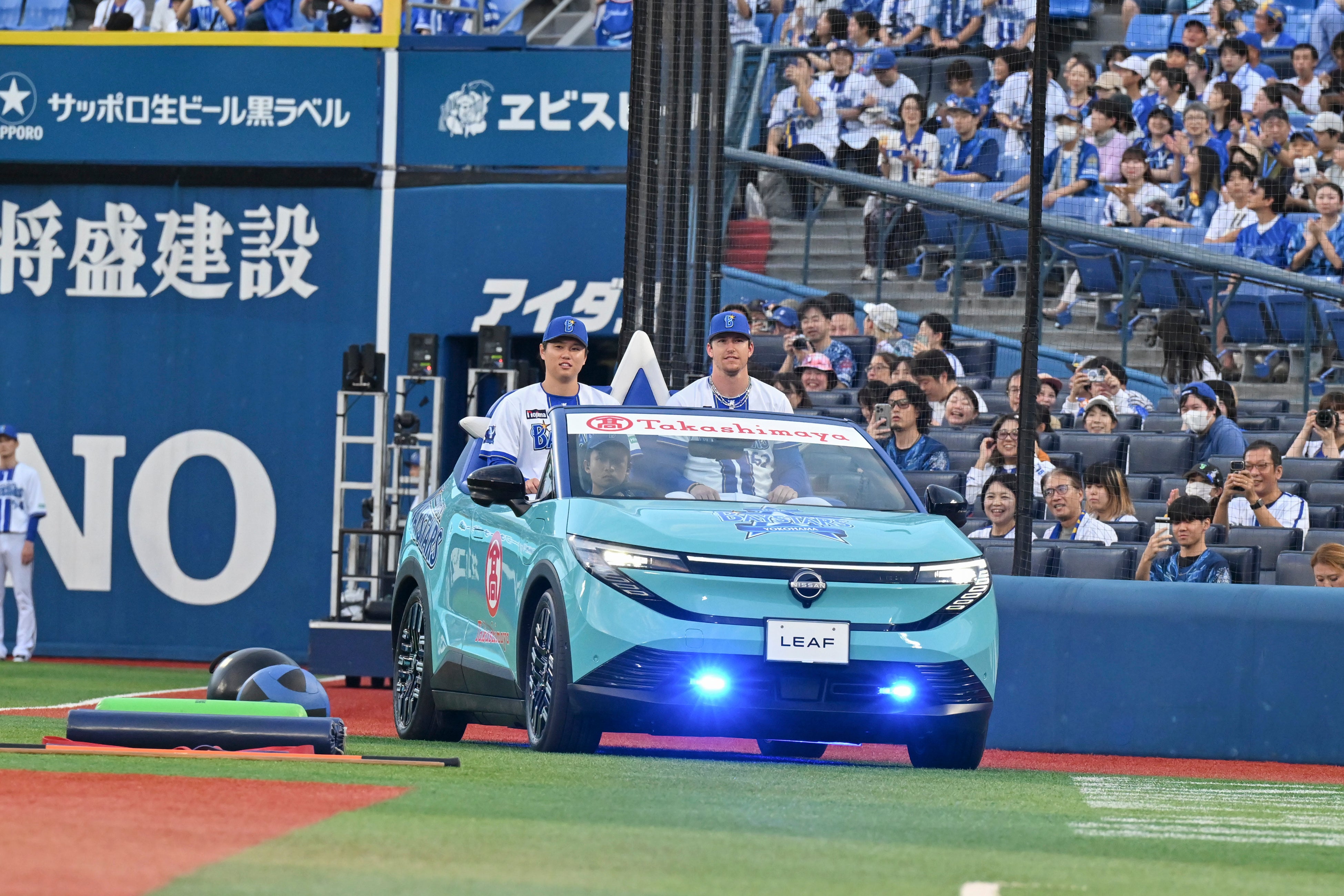 前面の青いイルミネーションが見えるリリーフカー