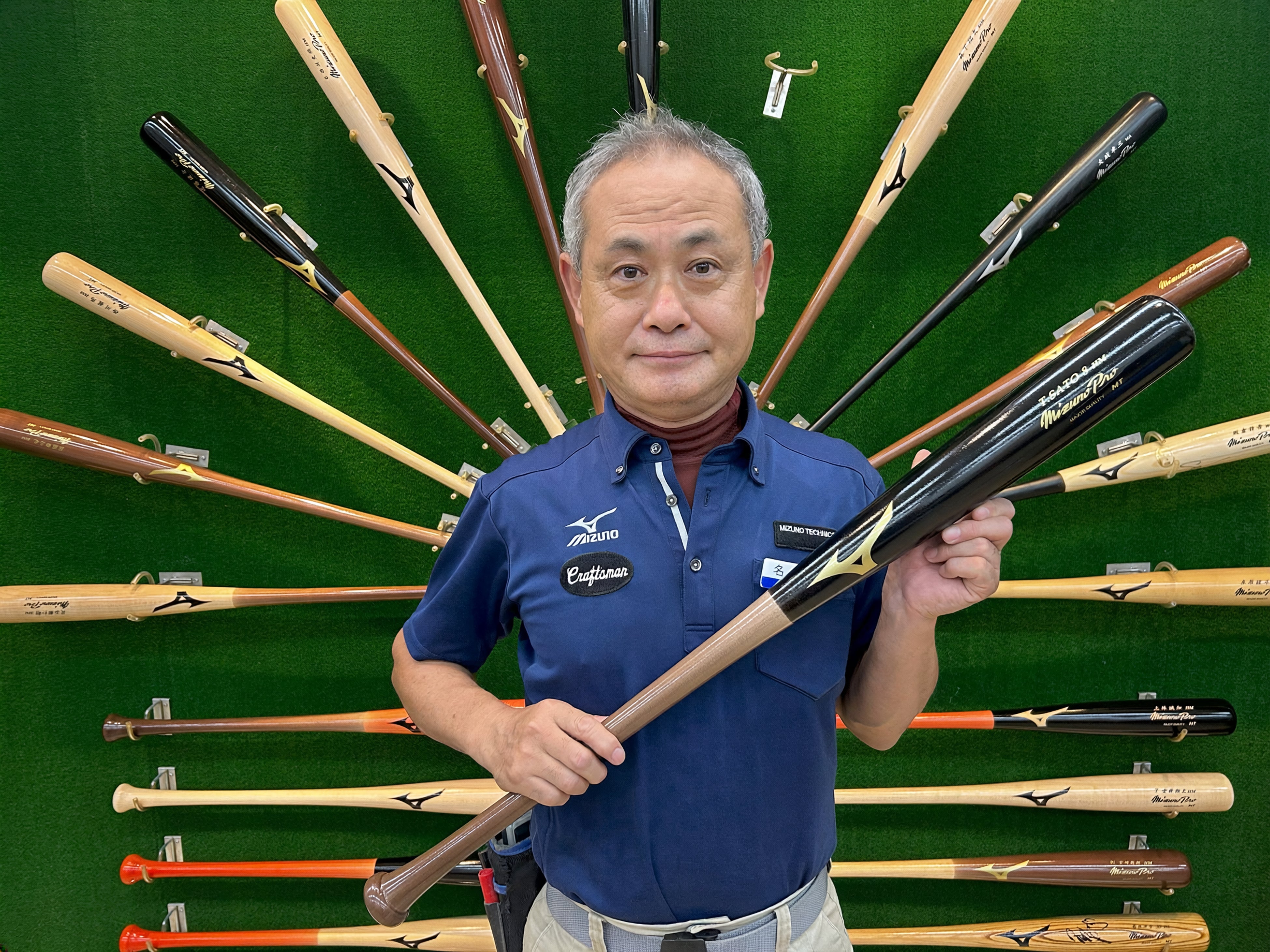 ミズノが当該発表で配布した名和民夫さんの正式写真。写るバットを佐藤選手の全仕様や市販商品の見本とは特定していません