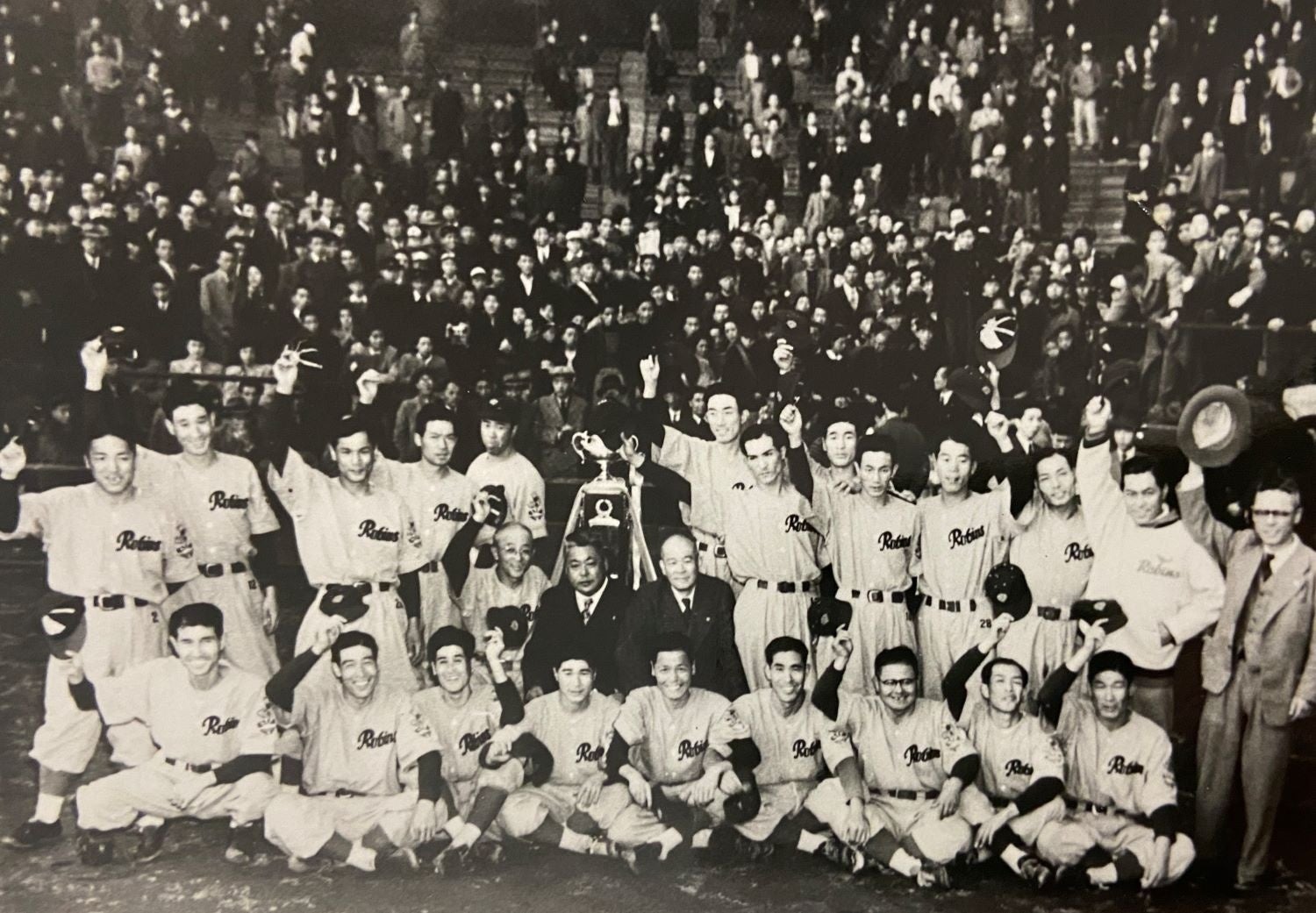 発表元が球団史の紹介に用いた歴史写真。現在の球団・現役選手の集合写真ではありません