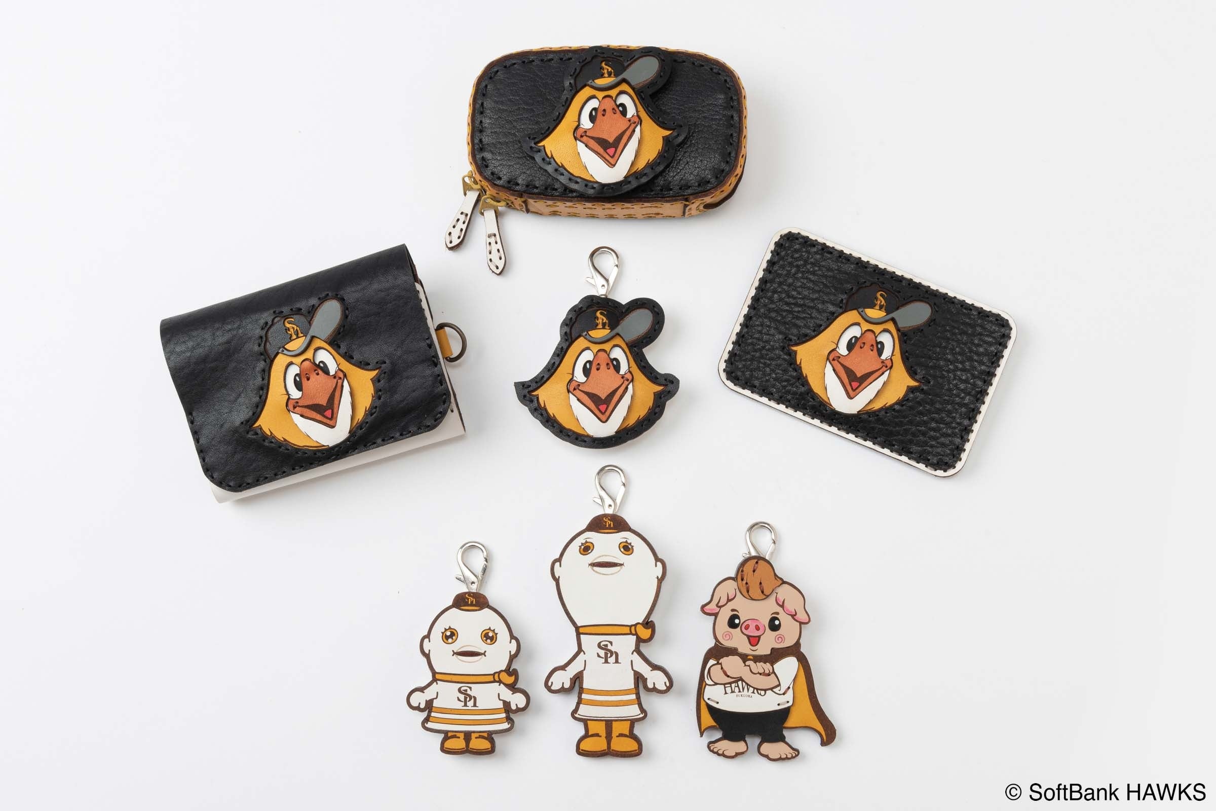ホークス×OJAGA DESIGNの革小物7種。財布・ケース3種とキーホルダー4種を、同じ発表画像で比較。